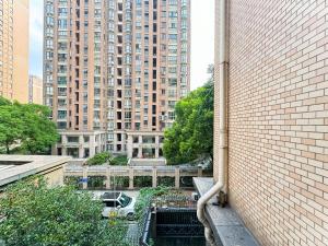 上海Tyms 2BR Apt WeiningRD Near CESIS Line2的高楼林立的城市景观