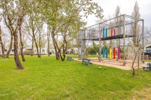 Ο χώρος παιχνιδιού για παιδιά στο Mobilhome - piscines - terrasse
