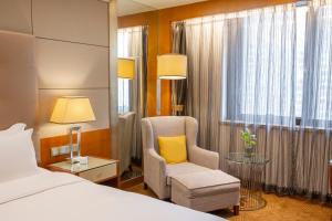 Postel nebo postele na pokoji v ubytování Sofitel Harbin