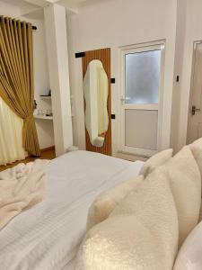 Llit o llits en una habitació de Seeming Lodge