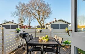 un tavolo e sedie su un patio con recinzione di Holiday Home Aabenraa With Fireplace 11 a Aabenraa Altre 15 foto