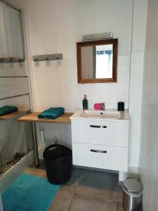 a bathroom with a sink and a mirror at Appartement dans charmante petite résidence in Bergerac
