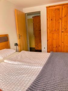 Un pat sau paturi într-o cameră la Traumwohnung in Bünderbergen