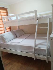 Postel nebo postele na pokoji v ubytování Family-Friendly Cabin Hideaway, Alfonso Tagaytay