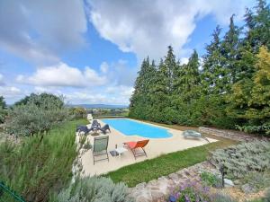 Bazén v ubytování Le gîte du mas avec piscine nebo v jeho okolí