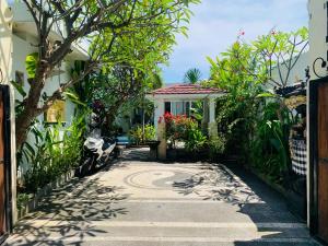 a walkway in front of a house with plants at Villa WENHOMANN in Lovina