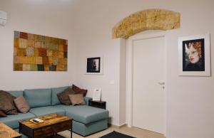 Posezení v ubytování Basso 61, Urban Oasis with Mini Pool and Courtyard