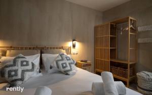 Luxury Apartments And Studios At Sea Side By Rently客房内的一张或多张床位