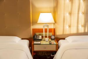 Postel nebo postele na pokoji v ubytování Sofitel Harbin