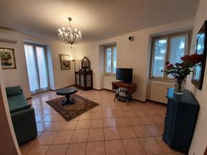 a living room with a couch and a tv at Casa della Nonna 2 in Gargnano