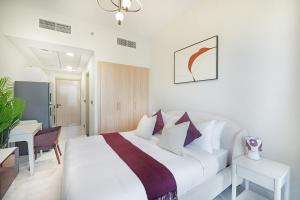 Una cama o camas en una habitación de EasyGo-Calm STU in Alexia Jebel Ali near Metro