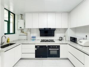Kuchyň nebo kuchyňský kout v ubytování Tyms 2BR 2BA Apt Near MetroCity Line 1 9