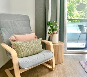 Et opholdsområde på A city oasis - full apartment with balcony