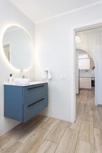 ein Badezimmer mit einem blauen Waschtisch und einem Spiegel in der Unterkunft Home2Book Stunning Views Bungalow Costa Adeje in Adeje
