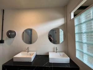 Ένα μπάνιο στο Cooper House Cafe And Farms +69 φωτογραφίες