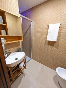Un baño con lavabo, inodoro y ducha. en Casa di Leda 2, en Cagliari