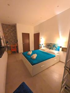 Un dormitorio con una cama grande con sábanas azules. en Casa di Leda 2, en Cagliari