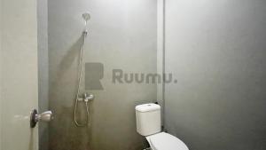 a bathroom with a toilet and a shower at Ruumu Eden Guesthouse in Cimanggis
