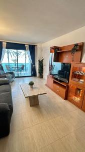 TV a/nebo společenská místnost v ubytování Primera linea de mar con párquing y piscina