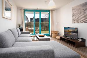 a living room with a couch and a tv at Ferienwohnung Meeresbrise in Binz