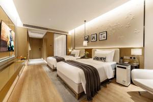Giường trong phòng chung tại Yes Rustic Luxury Rome Art Hotel