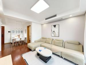 上海市にあるTyms 2BR Apt TianshanRD Near CESIS Line2のギャラリーの写真