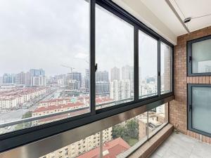 上海市にあるTyms 2BR Apt TianshanRD Near CESIS Line2のギャラリーの写真
