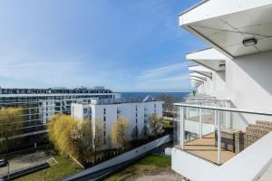 ein Apartmentbalkon mit Blick auf das Meer in der Unterkunft Seaside Park by Solarento in Kołobrzeg