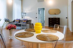 a living room with a white table and chairs at R Oleandro House in Como