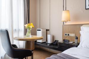 Giường trong phòng chung tại Yes Rustic Luxury Rome Art Hotel