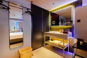 Ruby Elegant Hotel Xinjiang Uygur Autonomous Region Museum Branch客房内的一张或多张床位