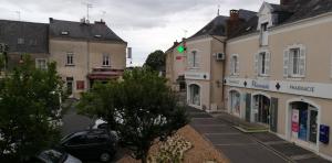 vista su una strada in una città con edifici di agréable duplex Candé centre ville 4/6 places a Candé