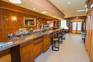 ein Restaurant mit einer langen Bar mit Hockern in der Unterkunft El Arco de Villahoz in Villahoz