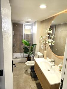 Koupelna v ubytování Centrally Located Apartment with Hotel-Style Privileges