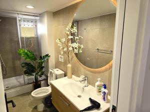 Koupelna v ubytování Centrally Located Apartment with Hotel-Style Privileges