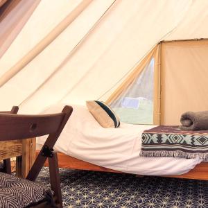 Tinker the Bell Tent at Pentref Luxury Camping的休息区