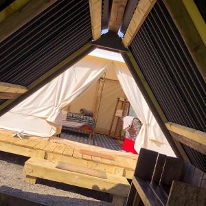 PenuwchTinker the Bell Tent at Pentref Luxury Camping的相册照片
