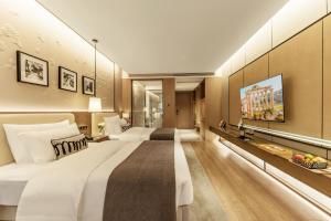 TV/trung tâm giải trí tại Yes Rustic Luxury Rome Art Hotel