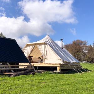 PenuwchTinker the Bell Tent at Pentref Luxury Camping的草场上的大型帆布帐篷