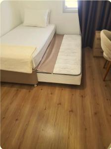 Postel nebo postele na pokoji v ubytování Centrally Located Apartment with Hotel-Style Privileges