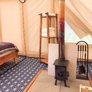 Tinker the Bell Tent at Pentref Luxury Camping客房内的一张或多张床位