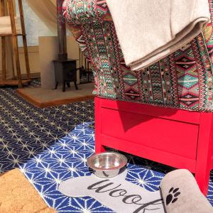 Tinker the Bell Tent at Pentref Luxury Camping的休息区