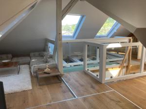 ein Dachzimmer mit einer Couch und einem Fenster in der Unterkunft Grosse Galeriewohnung mit Sauna "Fondels Mühle" in Boppard