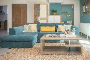 A seating area at MeLuIs