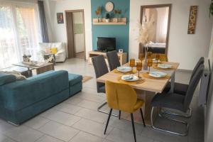 A seating area at MeLuIs