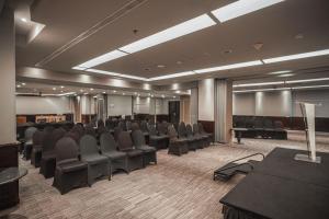 Viðskiptasvæði og/eða fundarherbergi á Hotel KIMAYA Slipi Jakarta By HARRIS +37 myndir