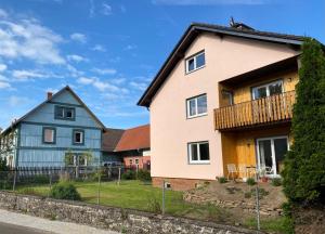 una casa e una casa blu e bianca di Wildbiene Plus bis 6 Pers a Freiensteinau