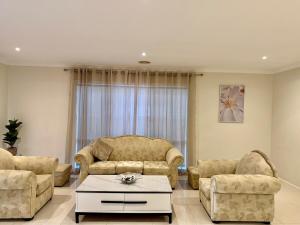 Home in Craigieburn的休息区