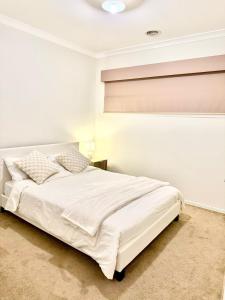 Home in Craigieburn客房内的一张或多张床位