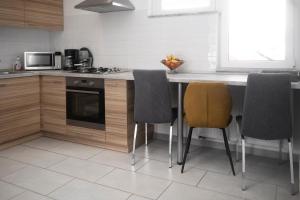 A kitchen or kitchenette at MeLuIs